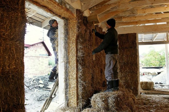 Во Владикавказе бизнесмен строит дом из соломы