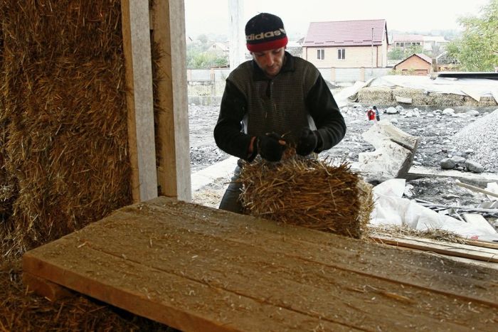 Во Владикавказе бизнесмен строит дом из соломы