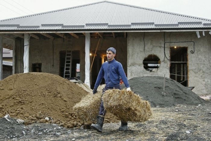 Во Владикавказе бизнесмен строит дом из соломы