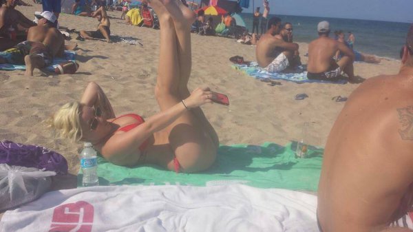 Как выглядят люди со стороны, когда делают селфи