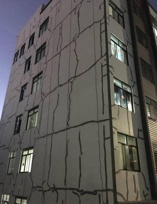 Администрация колледжа залатала потрескавшееся общежитие с помощью скотча