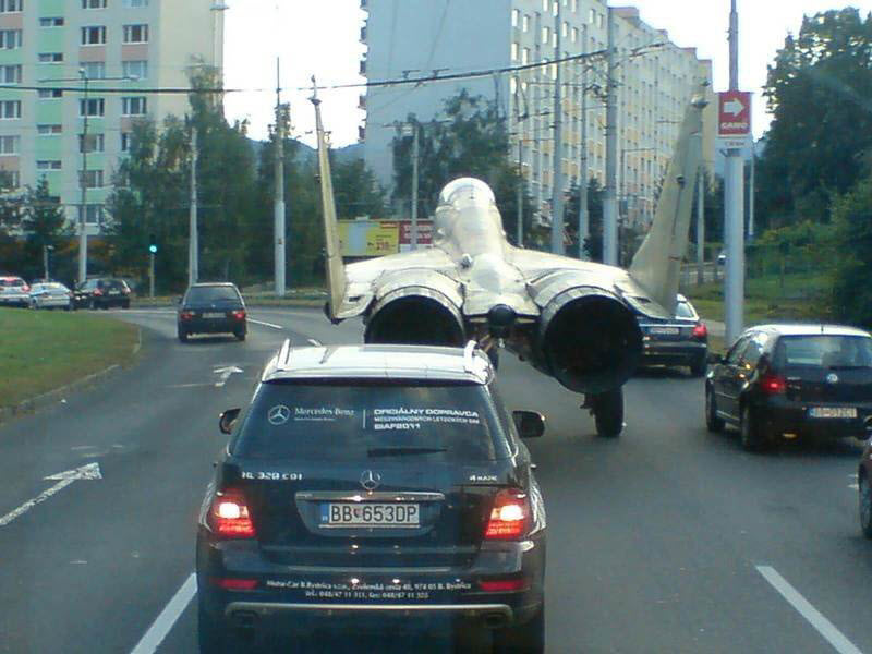 Странные персонажи на дорогах