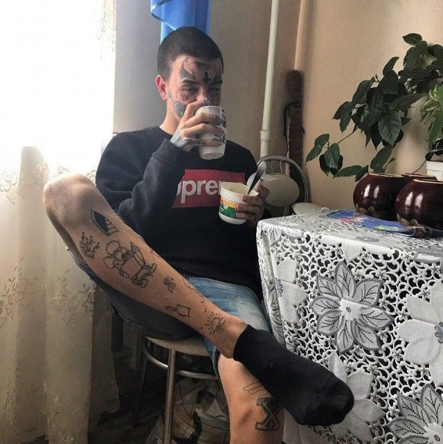 Белгородский фрик, который сам набивает себе татуировки