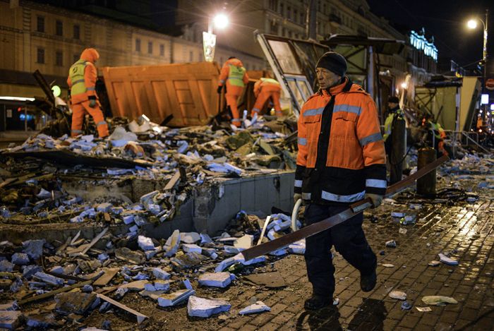 В Москве начался снос ларьков, признанных «опасным самостроем»