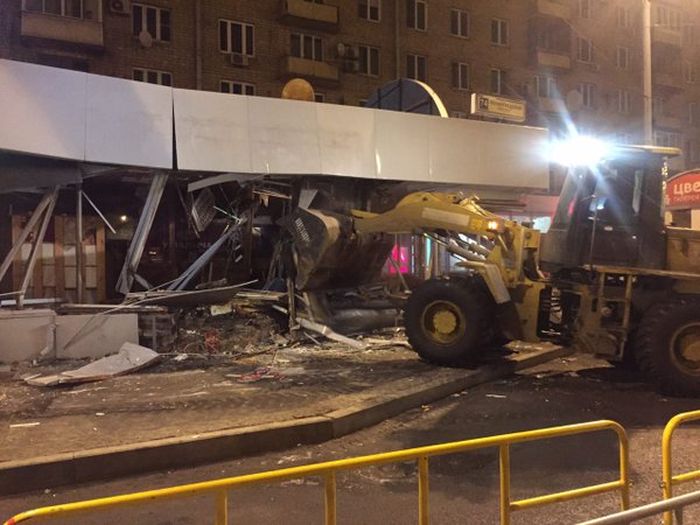 В Москве начался снос ларьков, признанных «опасным самостроем»