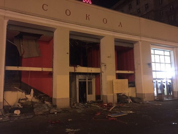 В Москве начался снос ларьков, признанных «опасным самостроем»