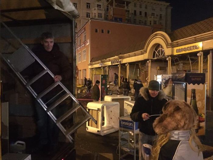 В Москве начался снос ларьков, признанных «опасным самостроем»