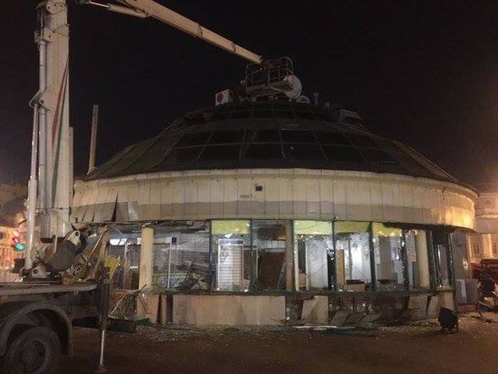 В Москве начался снос ларьков, признанных «опасным самостроем»