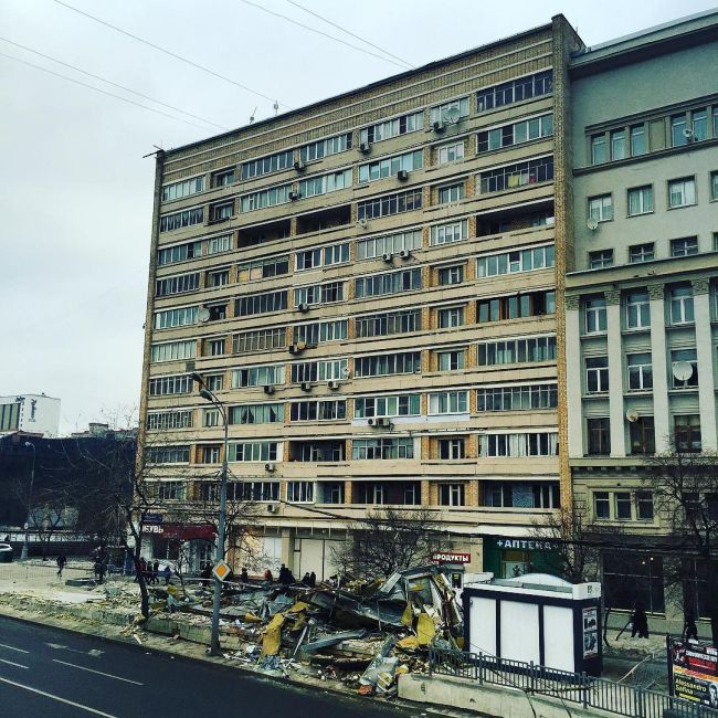 В Москве начался снос ларьков, признанных «опасным самостроем»