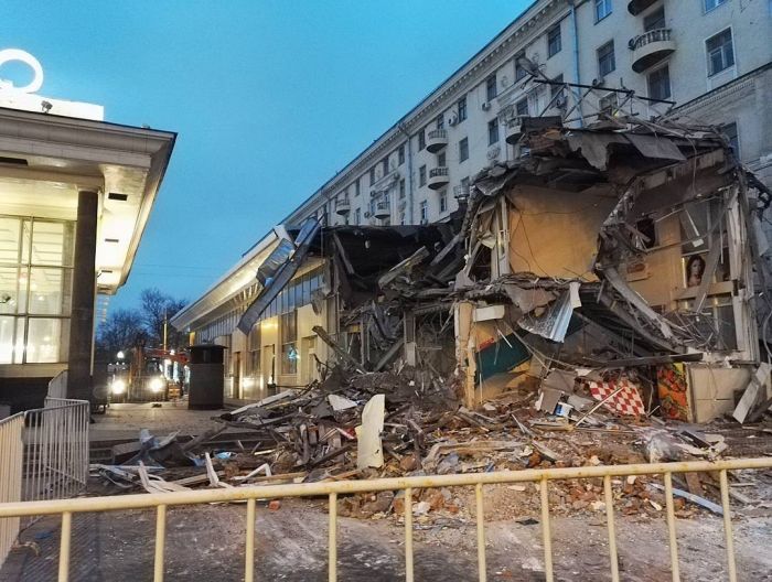 В Москве начался снос ларьков, признанных «опасным самостроем»
