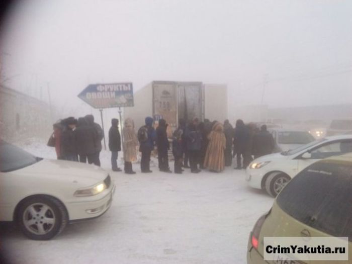 Жители Якутска помогли дальнобойщику, заморозившему груз хурмы