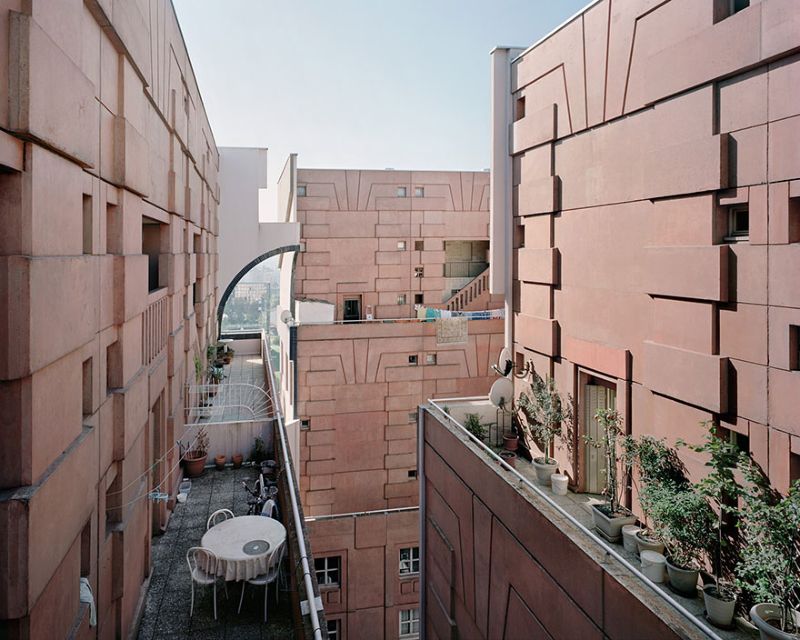 Умирающие футуристические дома Парижа, в которых доживают свой век старики