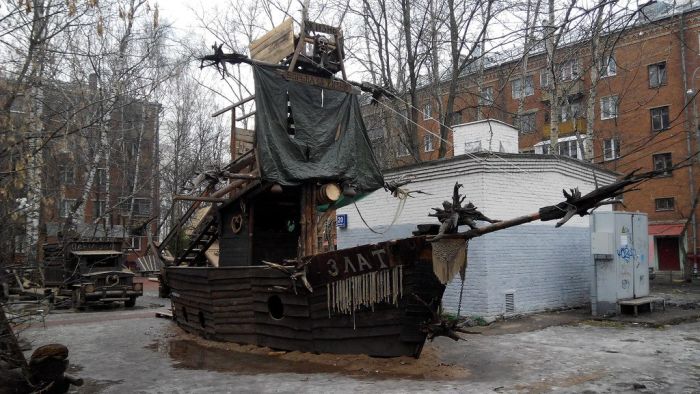 В Москве из-за жалоб пенсионеров снесли уникальную детскую площадку