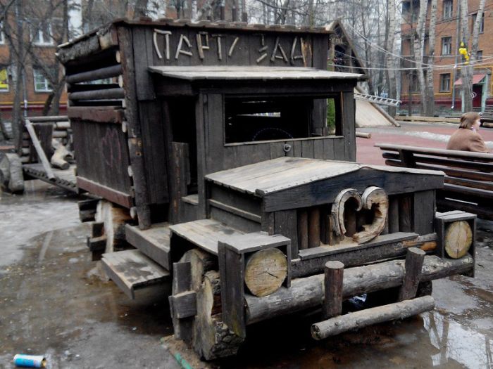 В Москве из-за жалоб пенсионеров снесли уникальную детскую площадку