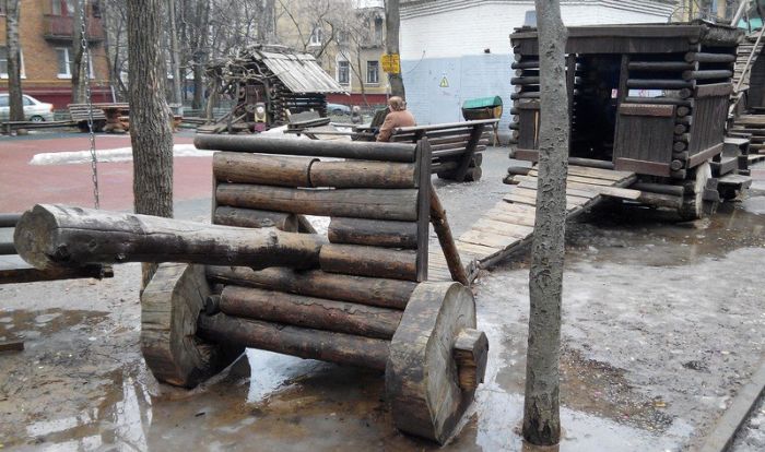 В Москве из-за жалоб пенсионеров снесли уникальную детскую площадку