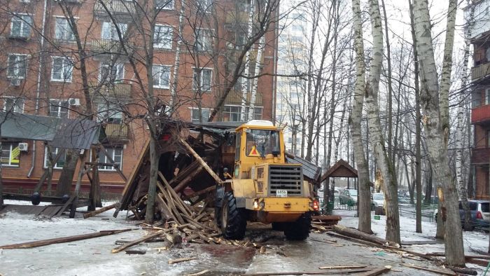 В Москве из-за жалоб пенсионеров снесли уникальную детскую площадку