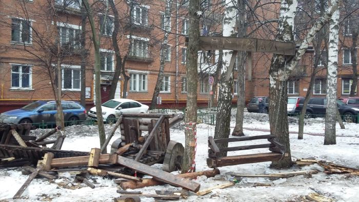 В Москве из-за жалоб пенсионеров снесли уникальную детскую площадку