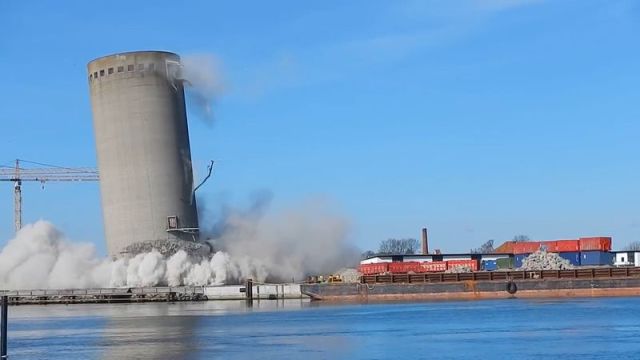 В Дании неудачно снесли старую силосную башню