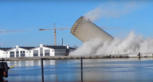 В Дании неудачно снесли старую силосную башню