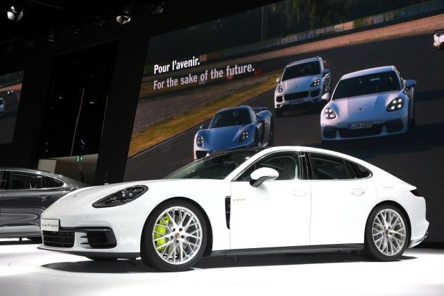 Замена воздушного фильтра на Porsche Panamera Hybrid