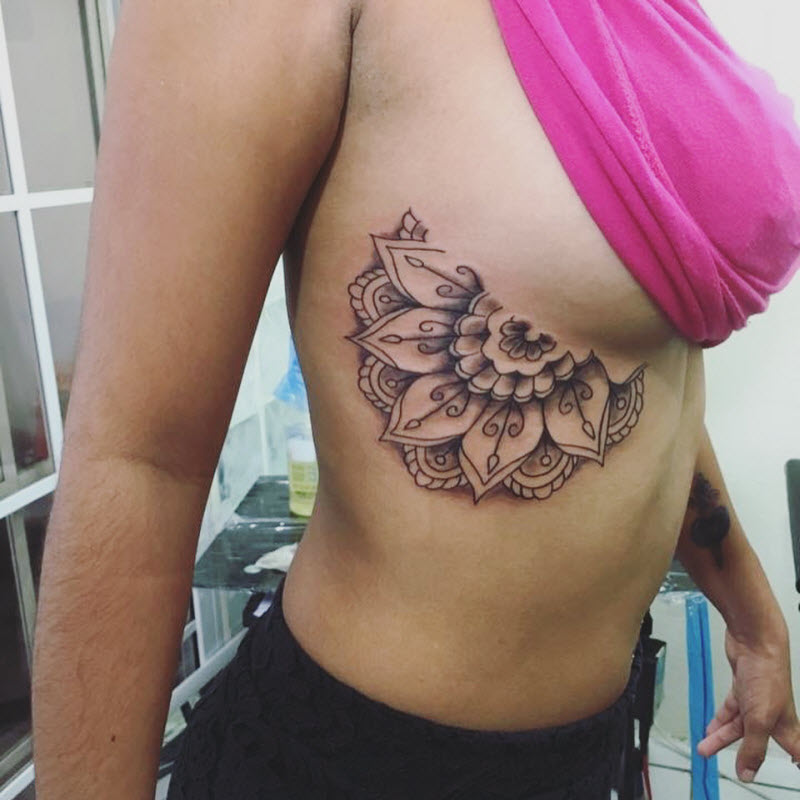 Sideboob tattoo: новая модная тенденция татуировок среди девушек