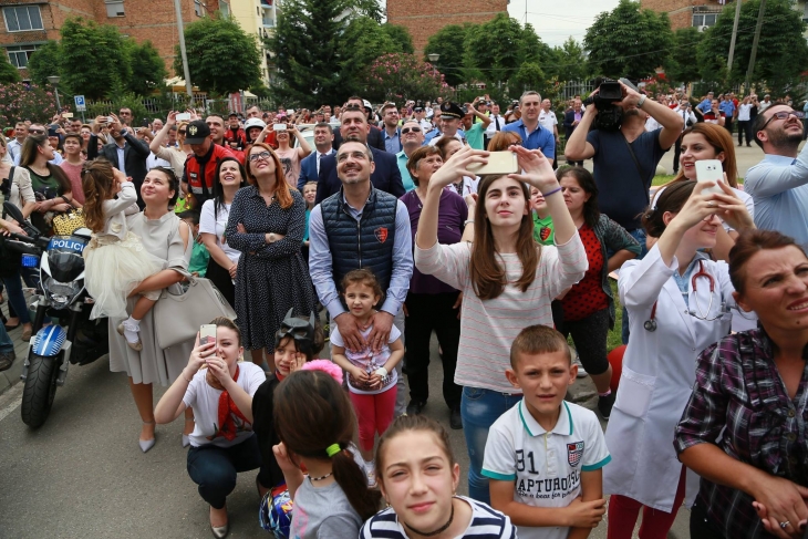Албанские полицейские переоделись в супергероев, чтобы поздравить больных детей с праздником