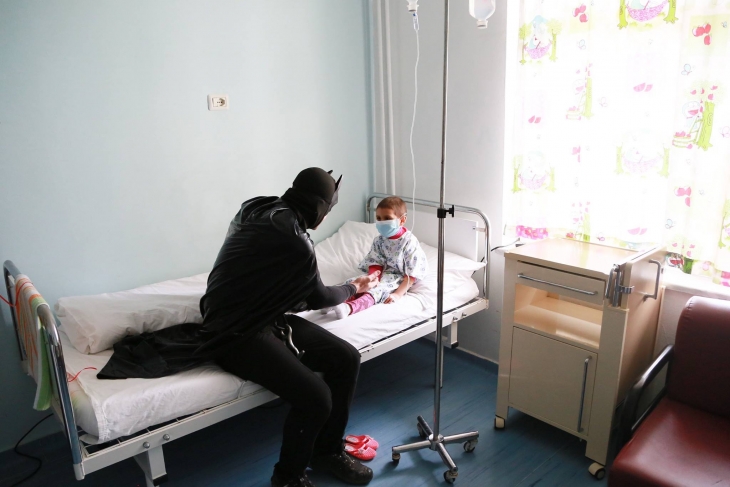 Албанские полицейские переоделись в супергероев, чтобы поздравить больных детей с праздником