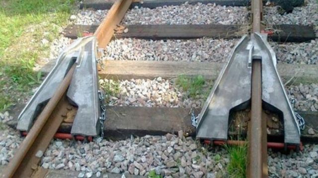 Как возвращают на рельсы сошедшие вагоны
