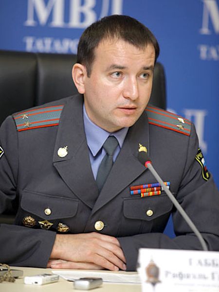 Полковник МВД устроил на службу "12-летнюю девочку", которая оказалась дочерью его друга