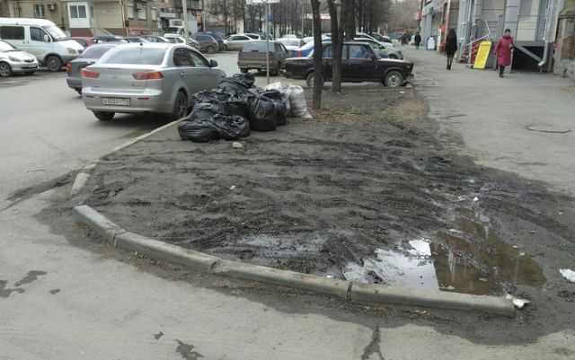 Мужик из Челябинска превратил кусок грязи возле дома в ухоженный газон
