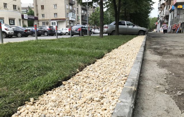 Мужик из Челябинска превратил кусок грязи возле дома в ухоженный газон