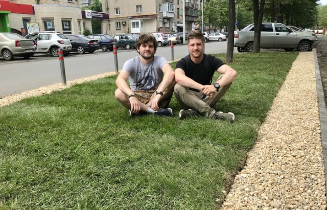 Мужик из Челябинска превратил кусок грязи возле дома в ухоженный газон