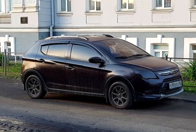 Дорожники залили машины битумом в центре Омска
