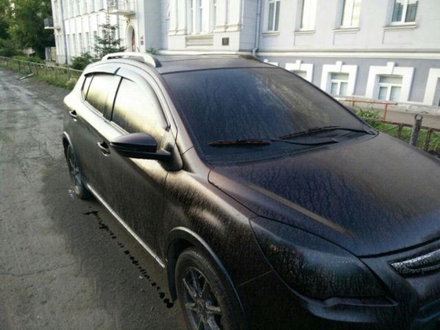 Дорожники залили машины битумом в центре Омска