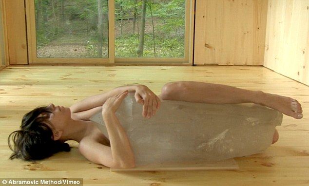 Lady Gaga разделась полностью