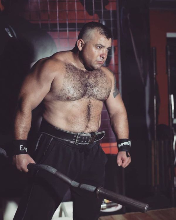 Угадайте, кем работает этот мужчина?