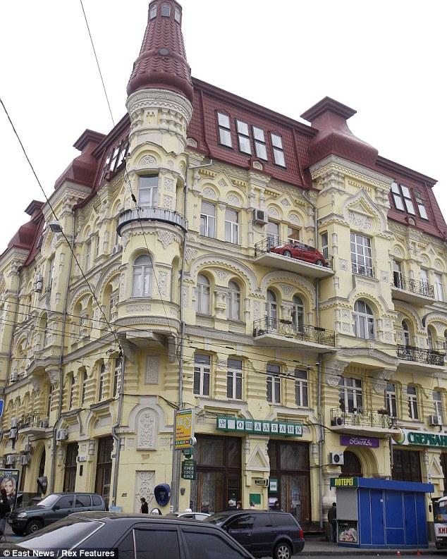 Кто что хранит на балконе (4 фото)