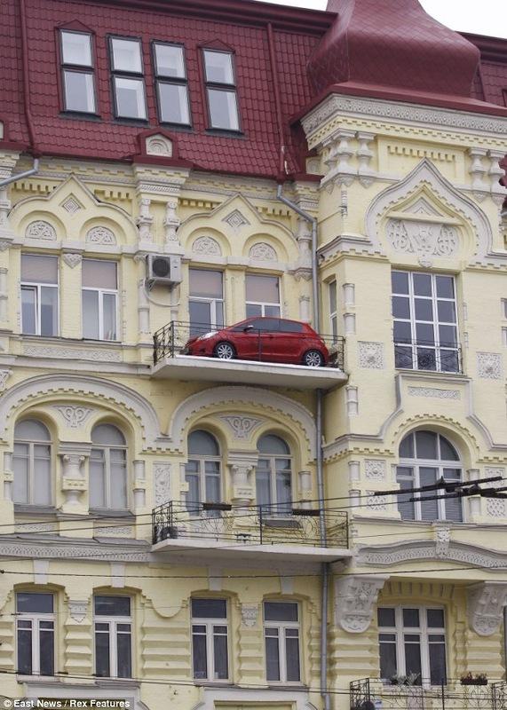 Кто что хранит на балконе (4 фото)