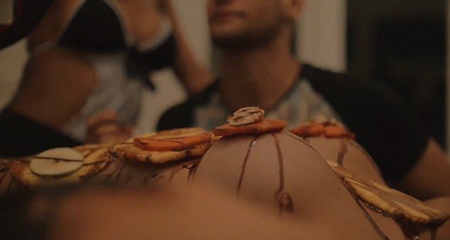 Четырехдневная вечеринка на острове с проститутками, алкоголем и наркотиками