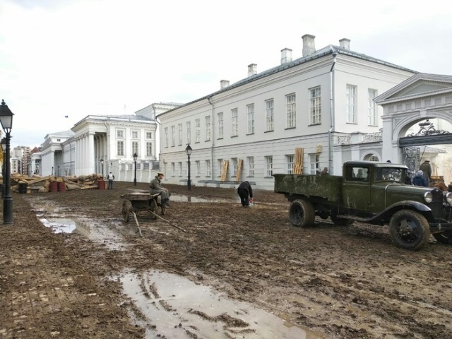 В Казанский федеральный университет привезли несколько самосвалов грязи
