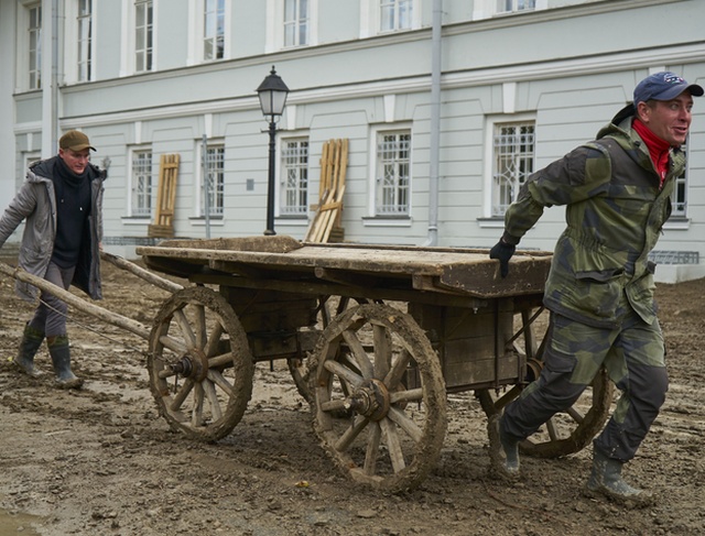 В Казанский федеральный университет привезли несколько самосвалов грязи