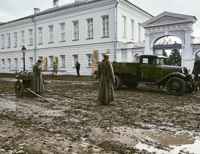 В Казанский федеральный университет привезли несколько самосвалов грязи
