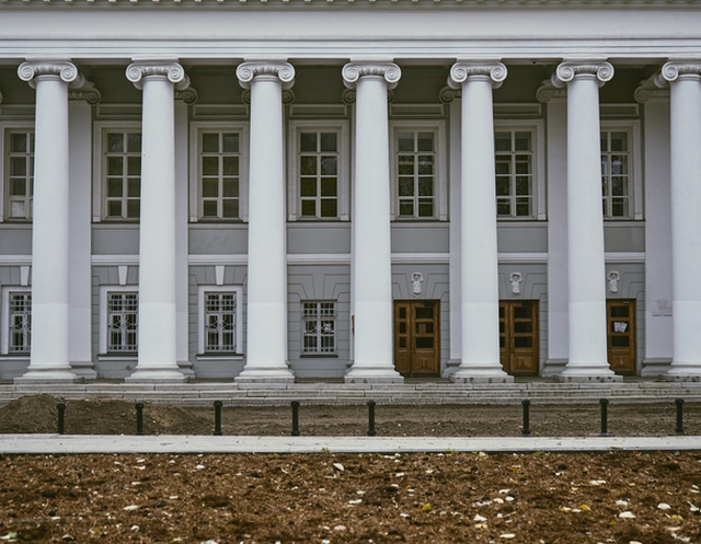 В Казанский федеральный университет привезли несколько самосвалов грязи