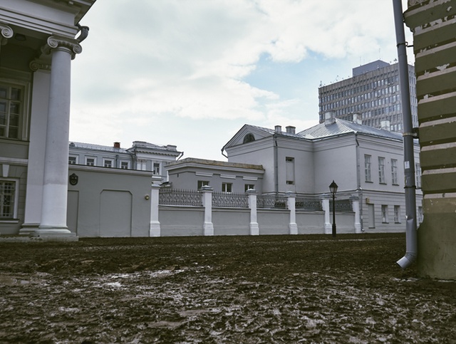В Казанский федеральный университет привезли несколько самосвалов грязи