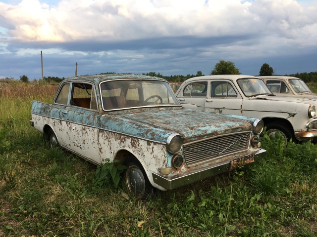 330 автомобилей-легенд доживают свой век под открытым небом