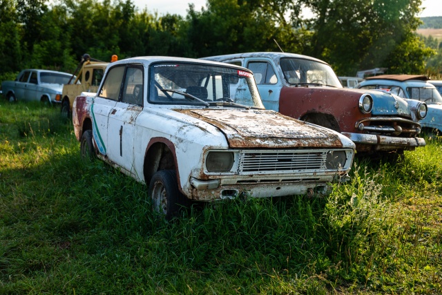 330 автомобилей-легенд доживают свой век под открытым небом