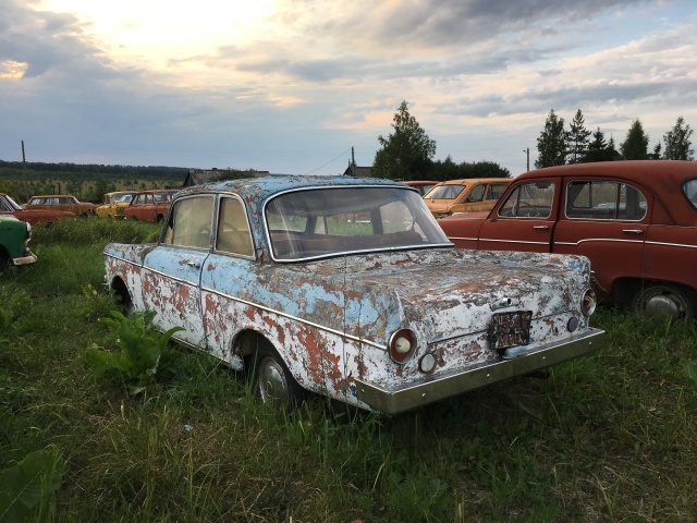 330 автомобилей-легенд доживают свой век под открытым небом