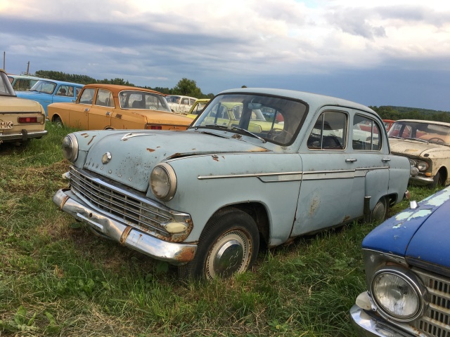 330 автомобилей-легенд доживают свой век под открытым небом