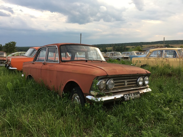 330 автомобилей-легенд доживают свой век под открытым небом