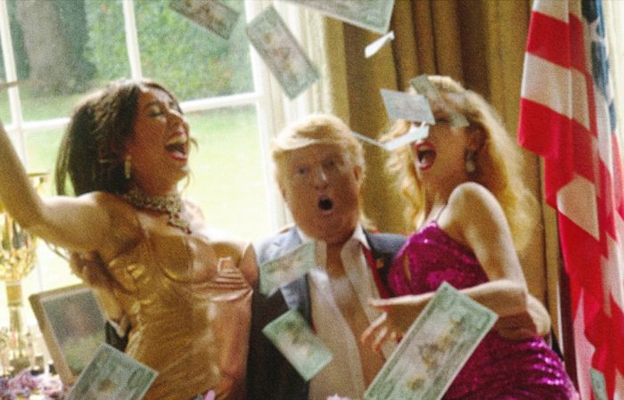 Двойник Трампа развлекается в Белом доме